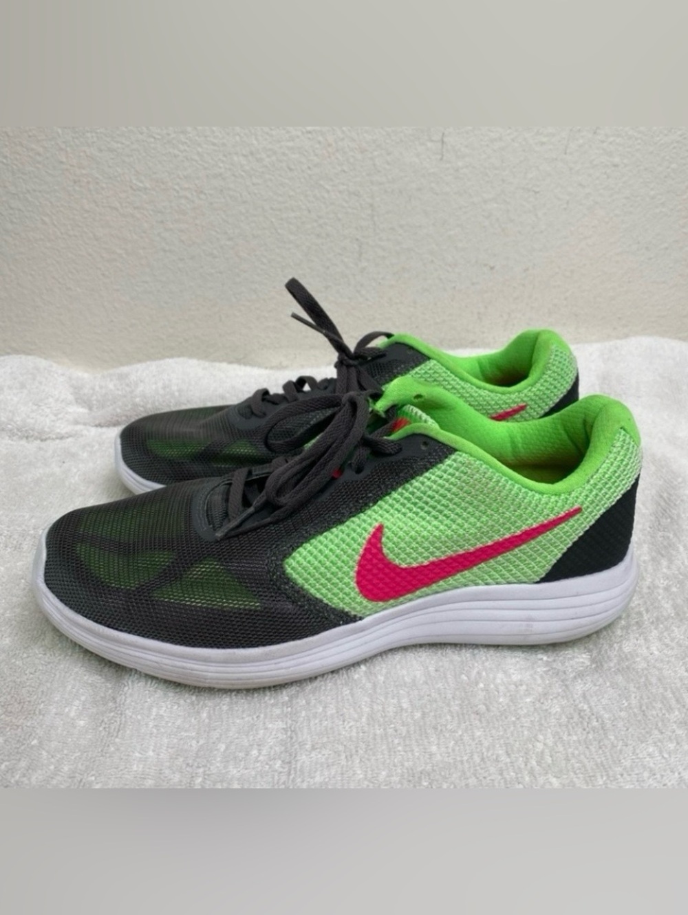 Nike Womens Running Shoes Revolution 3 Green 819303-300 Lace Up Sneaker Size 9.5